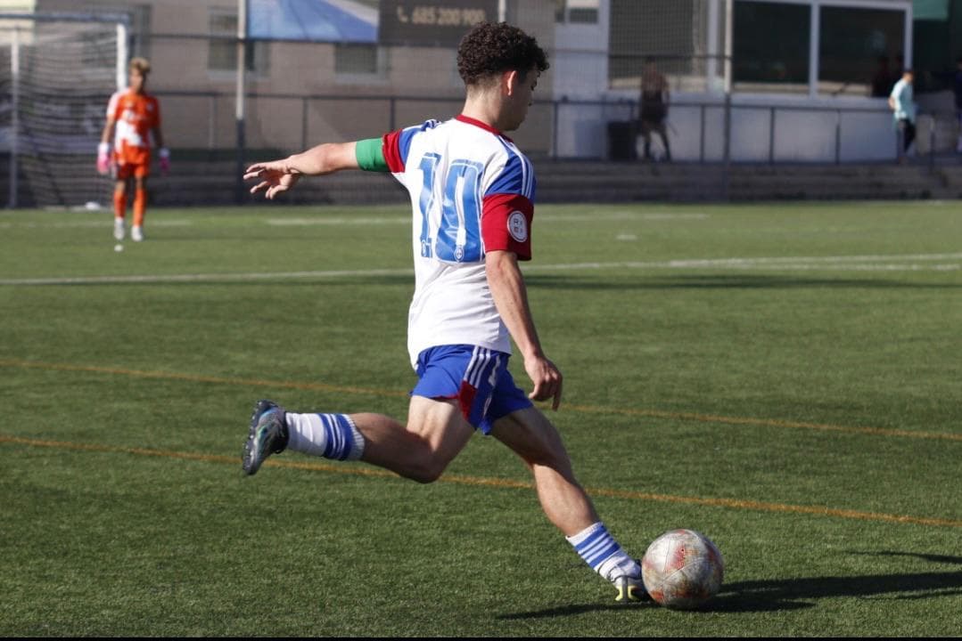 Alejandro Almuzara conduciendo con el dorsal 10 del Rayo Majadahonda