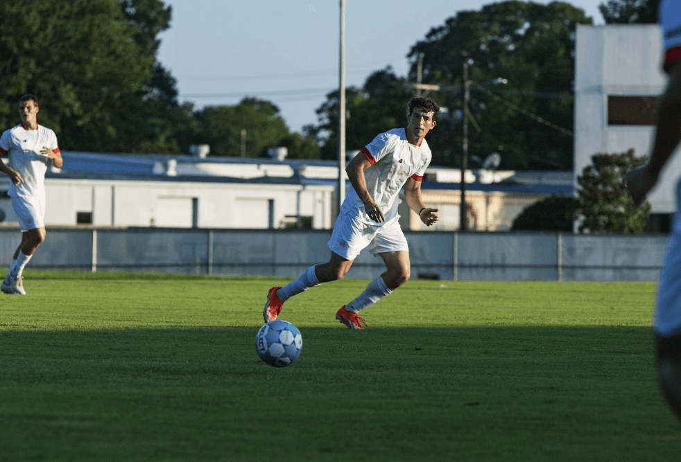 Daniel Losfablos conduciendo el balón con Little Rock Rangers