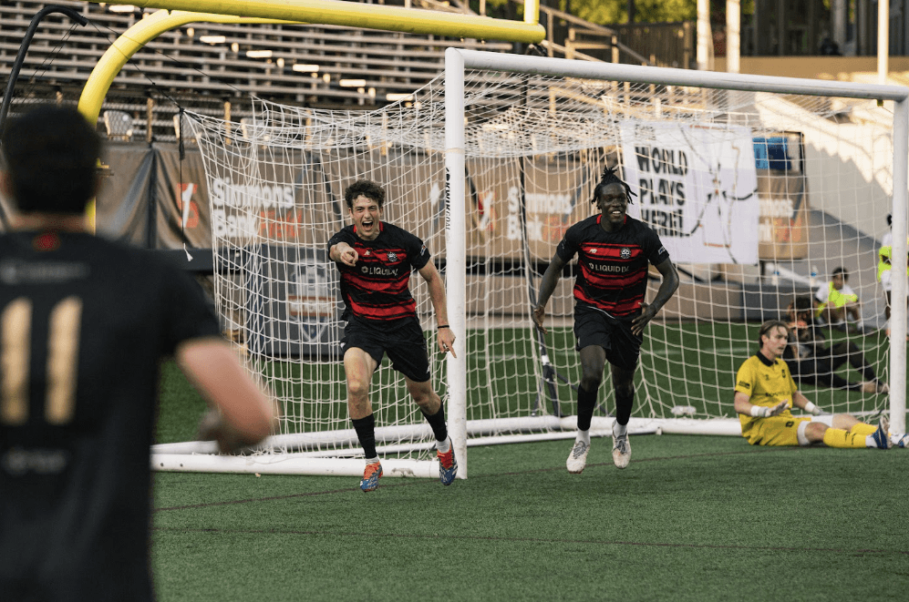 Daniel Losfablos celebrando un gol con un compañero de Little Rock Rangers