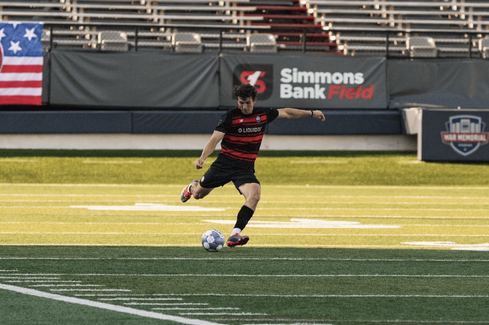 Daniel Losfablos golpeando el balón con Little Rock Rangers en Simmons Bank Field