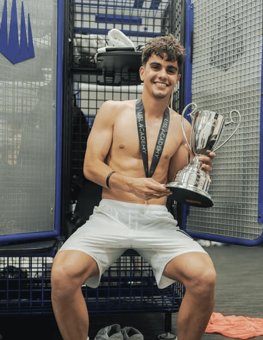 Danny Istambouli con el trofeo ganado con AC Connecticut